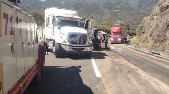 Vuelca tractocamión en la Puebla–Orizaba y provoca tráfico intenso