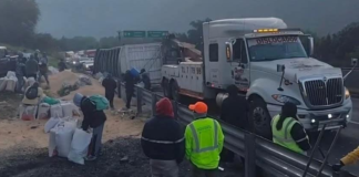 Volcadura de tractocamión en la Puebla-Orizaba provoca cierre parcial