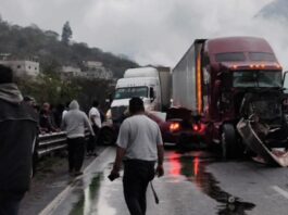 Tráileres y auto colisionan en la Orizaba–Maltrata