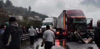 Tráileres y auto colisionan en la Orizaba–Maltrata
