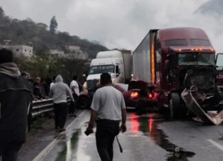 Tráileres y auto colisionan en la Orizaba–Maltrata