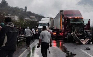 Tráileres y auto colisionan en la Orizaba–Maltrata