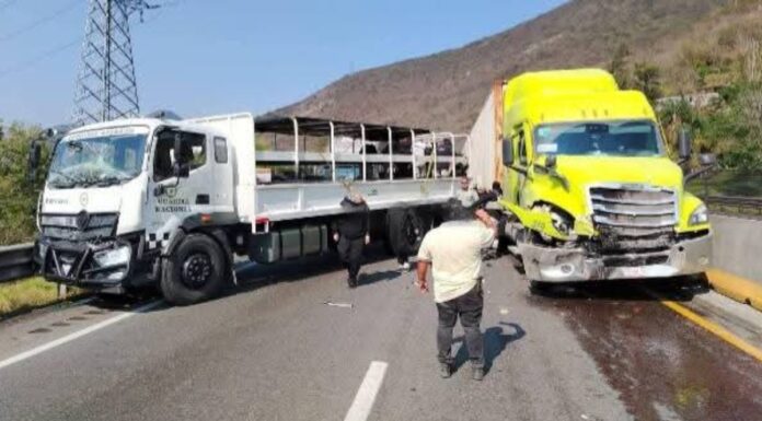 Choque de tráiler y vehículo de GN paraliza la Puebla-Orizaba