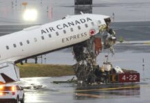 Mueren dos pilotos tras choque de avión y camión de bomberos en NY