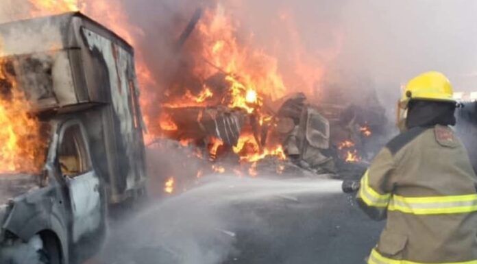 Accidente en Arco Norte deja un tráiler incendiado y cierre total