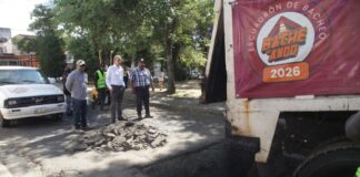 Pepe Chedraui supervisa bacheo en colonia El Carmen