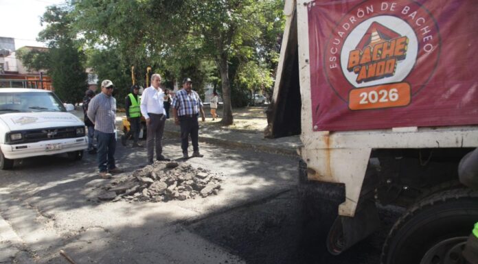 Pepe Chedraui supervisa bacheo en colonia El Carmen