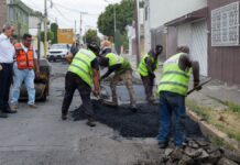 Pepe Chedraui supervisa bacheo en Jardines de San Manuel