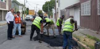 Pepe Chedraui supervisa bacheo en Jardines de San Manuel