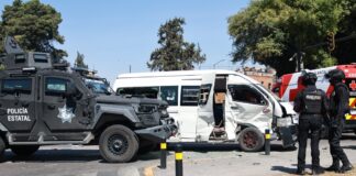 Choque entre patrulla blindada y combi deja tres lesionados