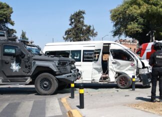 Choque entre patrulla blindada y combi deja tres lesionados