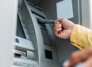 Hieren a dos cuentahabientes y les roban 600 mil pesos en Puebla