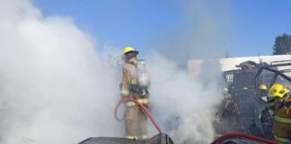 Incendio en corralón de Cuautlancingo deja 29 vehículos calcinados