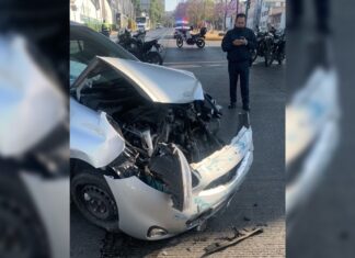 Patrulla y auto particular chocan en Bulevar Atlixco