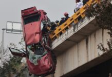 Fallece mujer y rescatan con vida a tres personas de carro colgado en Periférico Ecológico