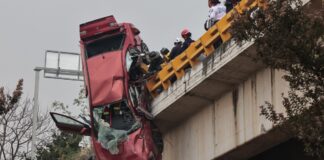 Fallece mujer y rescatan con vida a tres personas de carro colgado en Periférico Ecológico