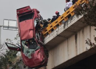 Fallece mujer y rescatan con vida a tres personas de carro colgado en Periférico Ecológico