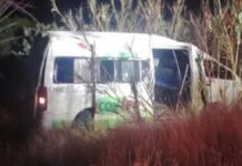 Volcadura de combi en Coxcatlán deja seis lesionados, incluyendo un bebé