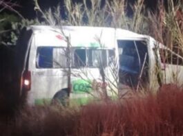 Volcadura de combi en Coxcatlán deja seis lesionados, incluyendo un bebé