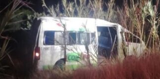 Volcadura de combi en Coxcatlán deja seis lesionados, incluyendo un bebé