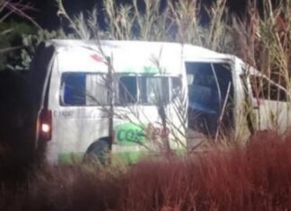 Volcadura de combi en Coxcatlán deja seis lesionados, incluyendo un bebé