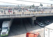Concesionarios del transporte público bloquean la Puebla-Orizaba