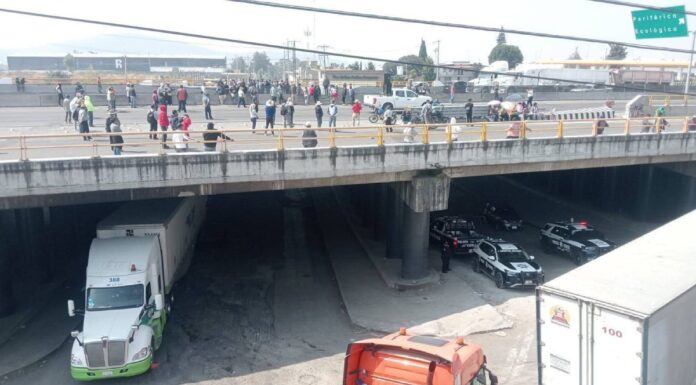 Concesionarios del transporte público bloquean la Puebla-Orizaba