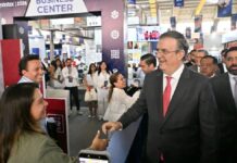 Ebrard reconoce capacidad productiva de Puebla en el sector textil
