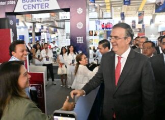 Ebrard reconoce capacidad productiva de Puebla en el sector textil