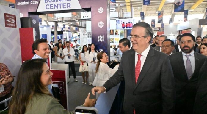 Ebrard reconoce capacidad productiva de Puebla en el sector textil