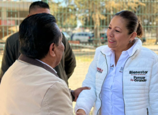 Laura Artemisa atiende quejas por agua en el Centro Educativo Amalucan