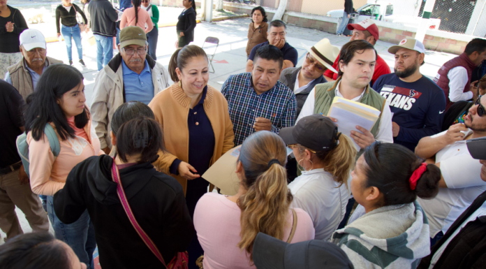 Laura Artemisa escucha peticiones de San Baltazar Tetela
