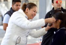Laura Artemisa entrega lentes a estudiantes de primaria en Santo Tomás Chautla