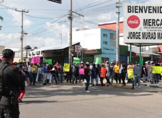 Comerciantes del Mercado Morelos protestan contra extorsión
