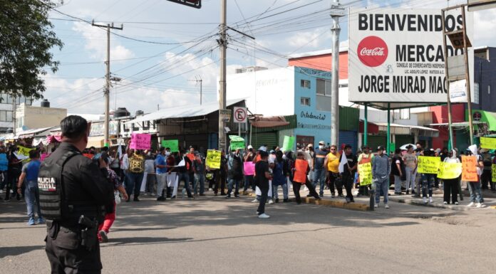 Comerciantes del Mercado Morelos protestan contra extorsión
