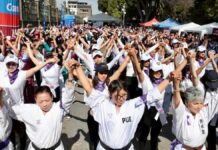 Poblanas participan en clase masiva de karate para defensa personal