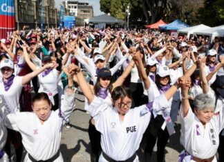 Poblanas participan en clase masiva de karate para defensa personal