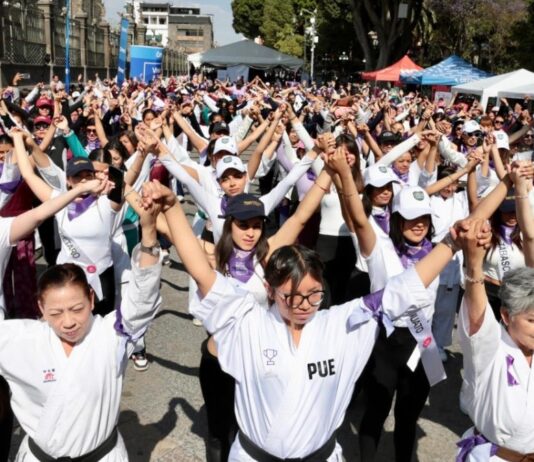 Poblanas participan en clase masiva de karate para defensa personal