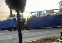 Nodriza atorada provoca cierre vial en bulevar Hermanos Serdán