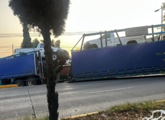 Nodriza atorada provoca cierre vial en bulevar Hermanos Serdán