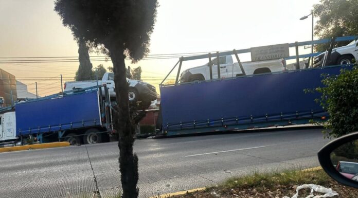 Nodriza atorada provoca cierre vial en bulevar Hermanos Serdán
