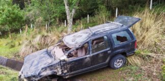 Vuelca camioneta en la Teziutlán-Virreyes; conductor resulta ileso