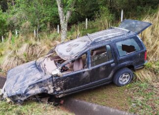 Vuelca camioneta en la Teziutlán-Virreyes; conductor resulta ileso