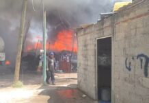 Bomberos controlan incendio de materiales reciclables en Texmelucan