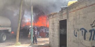 Bomberos controlan incendio de materiales reciclables en Texmelucan