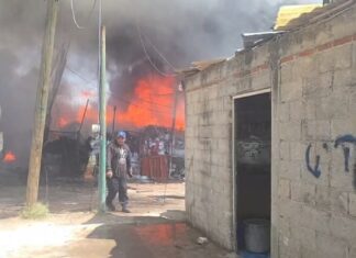 Bomberos controlan incendio de materiales reciclables en Texmelucan