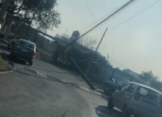 Automóvil choca contra poste en Huejotzingo; deja cuatro lesionados