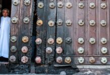 Inicia restauración del portón norte de la Catedral, incendiado en enero