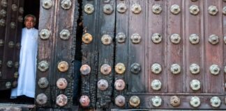 Inicia restauración del portón norte de la Catedral, incendiado en enero