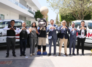 Gobierno de Puebla entrega equipos digitales y camionetas a SICOM